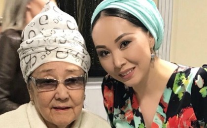 Бибігүл Төлегенова Қарақат пен Қыдырәлінің тұңғышына құттықтау жолдады