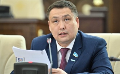 “Мұғалімдер кінәлі”: Депутат әскердегі әлімжеттікке кім кінәлі екенін айтты