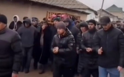 "Маған ақша емес, бала керек": Ресейде қайтыс болған 10 жастағы тәжік баласының анасы шырылдап отыр (ВИДЕО)