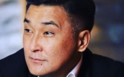 “Мен де құлақ тесіп, шаш бояттым” - Алмат Сақатов