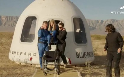 Әлемде алғаш рет арбаға таңылған әйел ғарышқа ұшып, 10 минуттан кейін жерге оралды