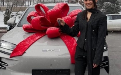 Алуа Балқыбековаға жаңа автокөлік сыйланды