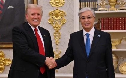 АҚШ президенті Трамп Тоқаевқа Ақ үйдің кілтін сыйлады