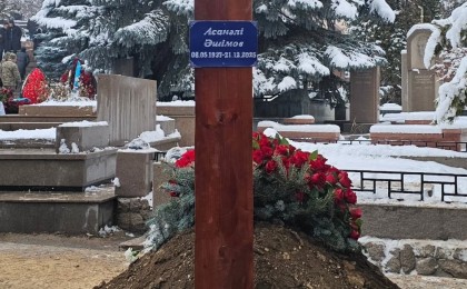 "Жатқан жеріңіз жайлы болсын": Димаштың ата-анасы Асанәлі Әшімов рухына тағзым етті (ФОТО)