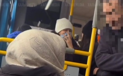 “Анасы жоқ па?”: Қарт кісіні автобустан түсіріп жібермек болған жүргізуші елдің ашуына тиді (ВИДЕО)