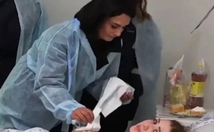 Ақтаудағы ұшақ апатынан тірі қалған бортсерік 1 жылдан кейін жұмысына қайта оралды