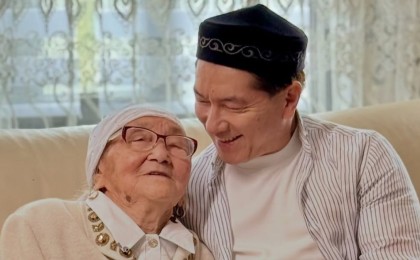 "Анаңдай қамқор бар ма екен?" – Сәкен Майғазиев анасы туралы жан тебірентерлік жазба жариялады (ФОТО)