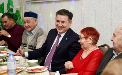 «Жыл әкімі!» - ШҚО әкімі жаңажылдық кешті жалғызбасты қарттармен өткізді
