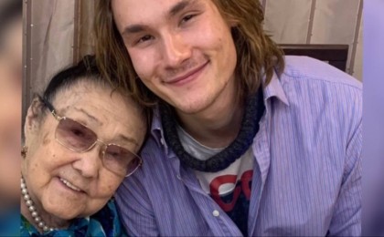 "Тектінің тұяғы, асылдың сынығы": Батырхан Шүкеновтің ұлы Бибігүл Төлегенованың ақ батасын алды (ВИДЕО)