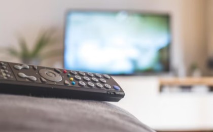 Күйеуі теледидардың пульті үшін әйелін өлтіріп, 13 жастағы қызын ұрып тастаған