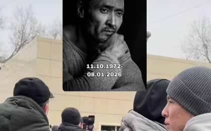 Марқұм Мұрат Бисенбиннің жаназасында телефонмен видео түсірген актерлер сынға қалды (ВИДЕО)