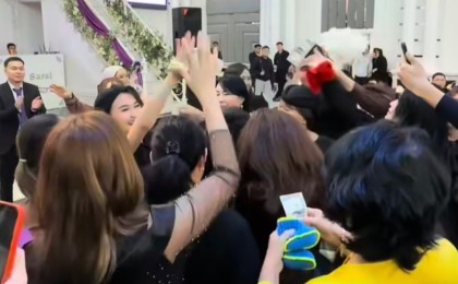 Тілашарда долларлап шашу шашқан блогер елді таңғалдырды (ВИДЕО)