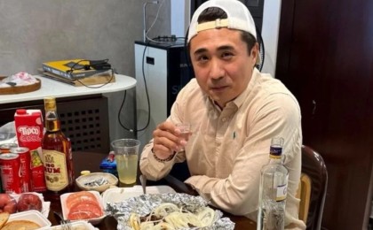 “Бәрі жақсы”: Қаржы мониторингі іздеу салған блогер шетелде ішімдік ішіп отырған фотосын жариялады