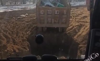«Осы үшін мені жұмыстан шығарады»: жұмысшы құрылыс қоқыстардың заңсыз жерге көміліп жатқанын айтты