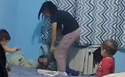 "Басынан тепкілеген". Жаркентте әйел адам баласын батареяға байлап сабаған