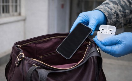 "Ақша мен құлаққап" – адвокаттар уақытша ұстау изоляторына тыйым салынған затар тасыған