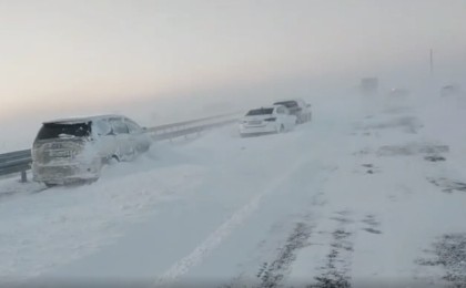 Қарағанды облысында жаппай жол апаты: жүргізушілер көліктерін жол бойына тастап кеткен