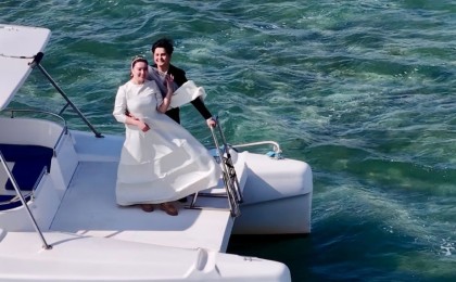 Каспийдегі love story: Маңғыстаулық жас жұбайлар референдумға катермен келді