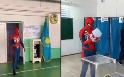 Шымкенттегі сайлау учаскелерінің біріне "Өрмекші адам" келіп, таңдауын жасады