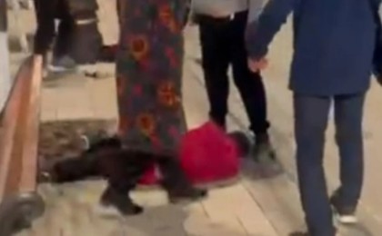 Астана вокзалында үй-күйсіз адамды топ болып соққыға жыққандар ұсталды