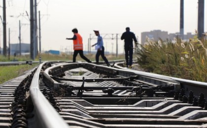 "3 бала әкесіз қалды" – Қарағандыда теміржолшы поездың астына түсіп, мерт болды