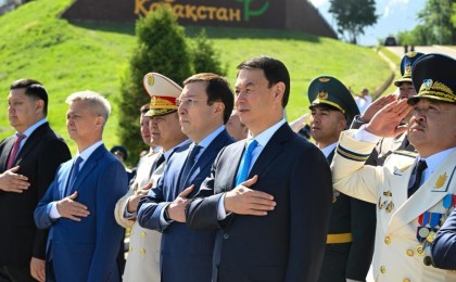 Алматыда Отан қорғаушы күніне орай Мемлекеттік Ту салтанатты түрде көтерілді