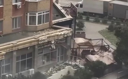 Ақтөбедегі дауылдан ағаштар құлап, шатырлар ұшты