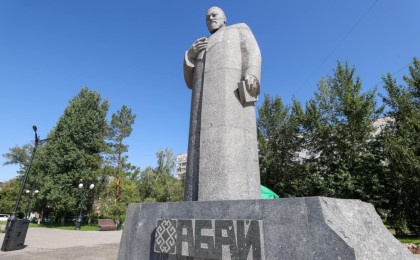 «Әділет» кандидаттары Абай облысындағы сапарының басында ақынның ескерткішіне барды