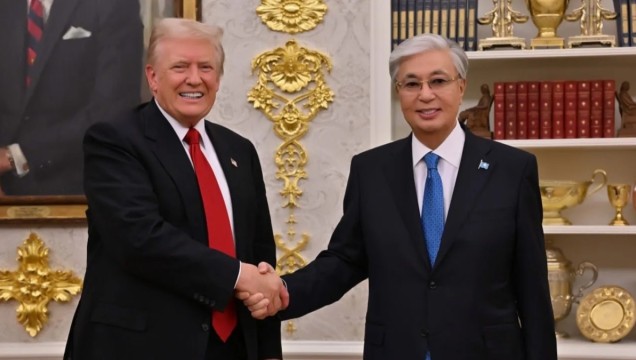 АҚШ президенті Трамп Тоқаевқа Ақ үйдің кілтін сыйлады