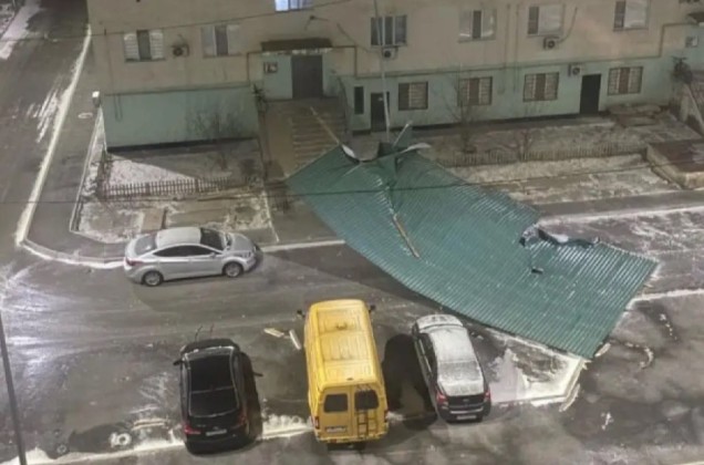 Атырауда дауылдан емхананың төбесі ұшып, көліктер зақымданды