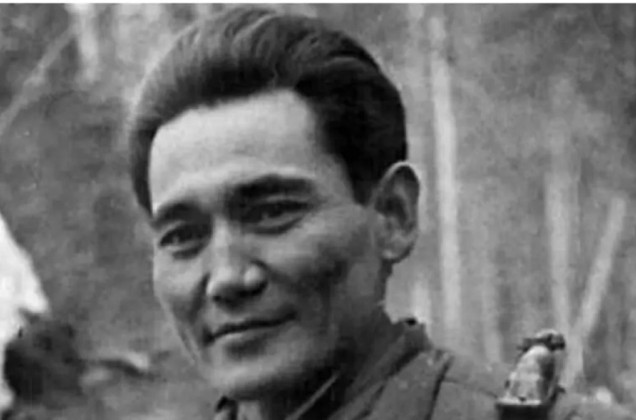 Тоқаев Бауыржан Момышұлына «Халық қаһарманы» атағын берді