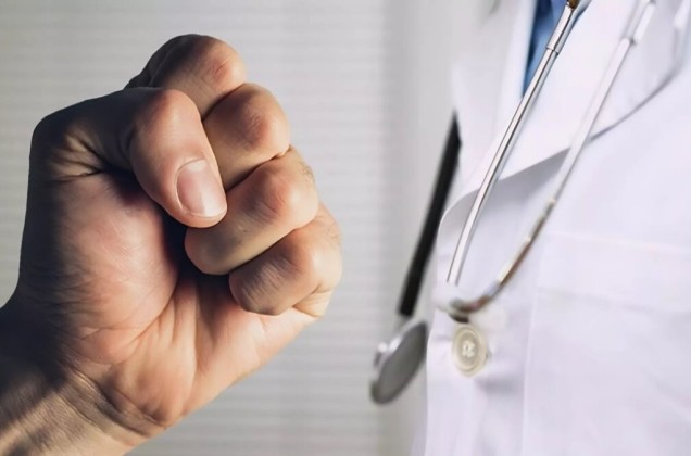 Дәрігерлерге шабуыл жасағандар 12 жылға дейін сотталады: Қазақстанда жаңа заң қабылданды