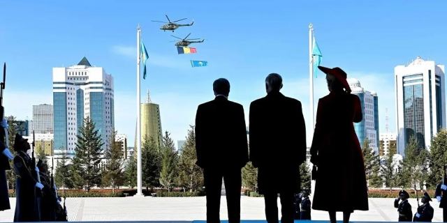 Тікұшақтар Ақорданың үстінен Қазақстан мен Бельгияның туын алып ұшты (ВИДЕО)