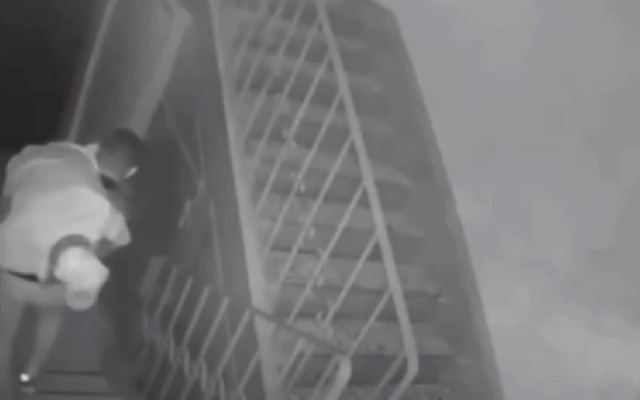 Алматыда ер адамды белгісіз біреулер басына пакет кигізіп, алып кеткен