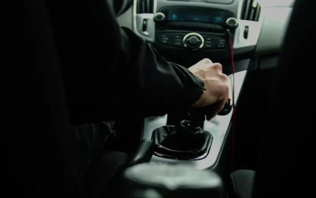 Тапқырлығы құтқарды: Астанада жолаушыны қорқытқан такси жүргізушісі ұсталды