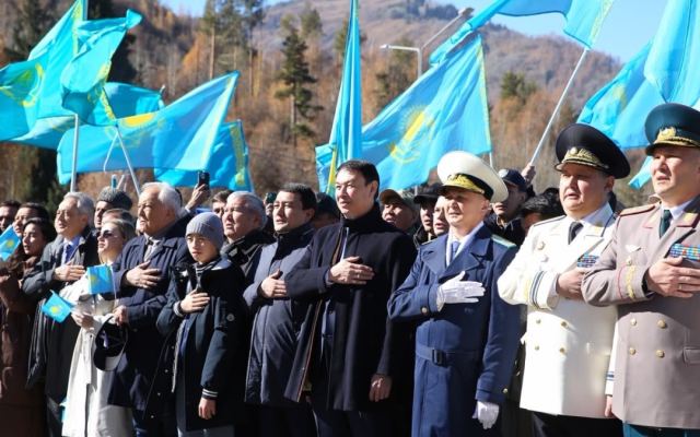 Алматыда Республика күніне орай Мемлекеттік Ту көтерілді