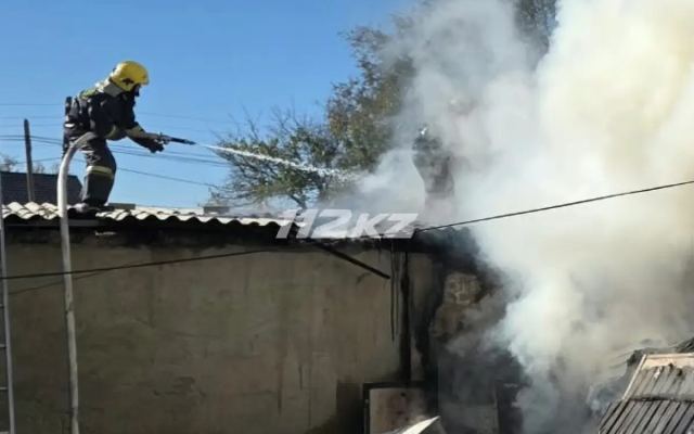 Жамбыл облысында жер үй өртенді: өрт сөндірушілер жарылыстың алдын алды
