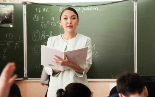 Мектеп мұғалімдерге қысым көрсетеді: Тоқаев Қазақстан мектептеріндегі мәселелер туралы айтты
