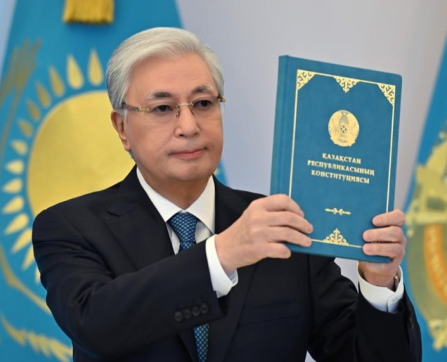Қасым-Жомарт Тоқаев елдің жаңа Конституциясына қол қойды