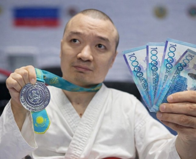 «Жалақымнан бір жыл бойы 50 мың теңге аудардым»: паракаратэші әділет іздейді