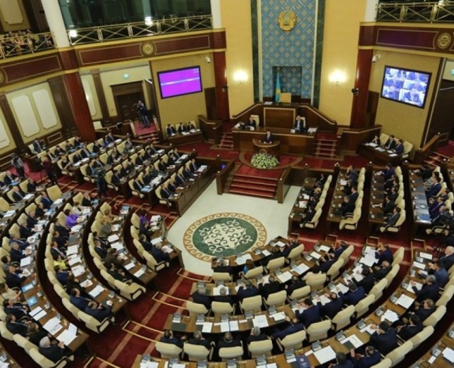 Бірлескен отырыс шақырылды: Парламент жұмысын тоқтата ма?