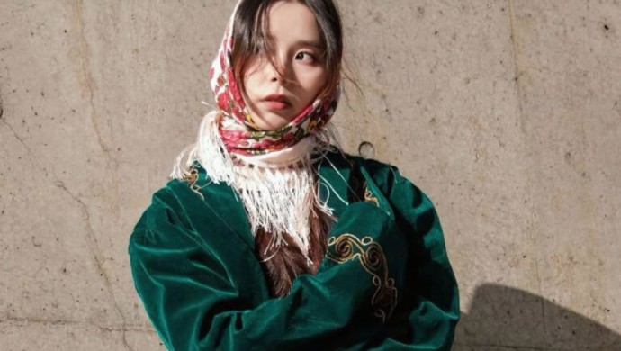 Қырғызстандық модель Сеулдегі көрсетілімге атасы мен әжесінің киімдерін киіп шықты