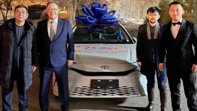 Жүрсін Ерманға ақын-жыршылар көлік мінгізді