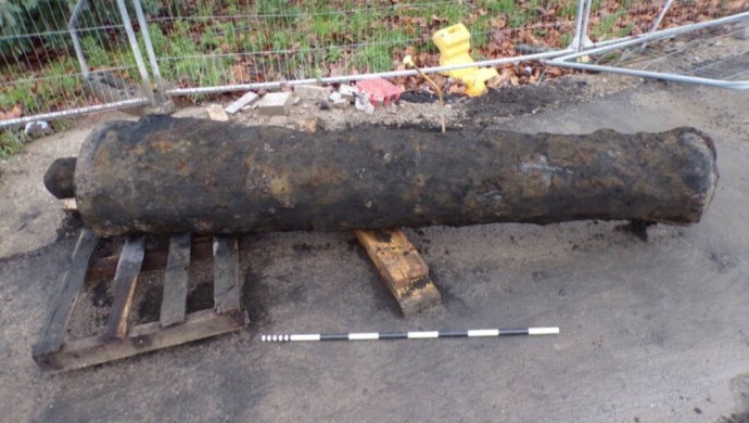 "Жарылғыш деп ойладық": кәріз қазушылар жер астынан 400 жылдық зеңбірек тауып алды