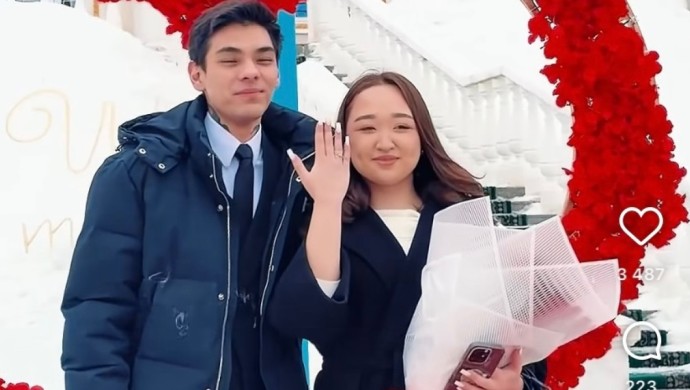 “Референдумнан тұрмысқа”: Дауыс беріп шыққан бойжеткенге жігіті үйленуге ұсыныс жасады