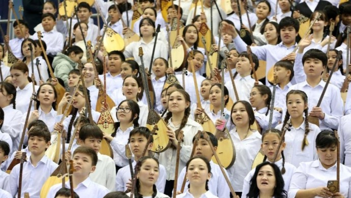 Тағы рекорд! – Алматыда 11500 домбырашы бір шаңырақ астында күй шертті