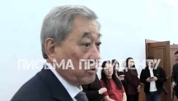 Жиырма бестемін! Жетпіс жетідегі депутат жасына қатысты сұрақтан неге жалтарды