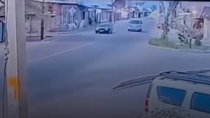 Жылқы мінген 7 жасар бала көлікпен соқтығысып, ауыр жарақат алды (ВИДЕО)