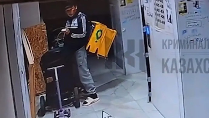 Алматыда курьер подьезде тұрған сәбидің арбасына дәрет сындырған (ВИДЕО)