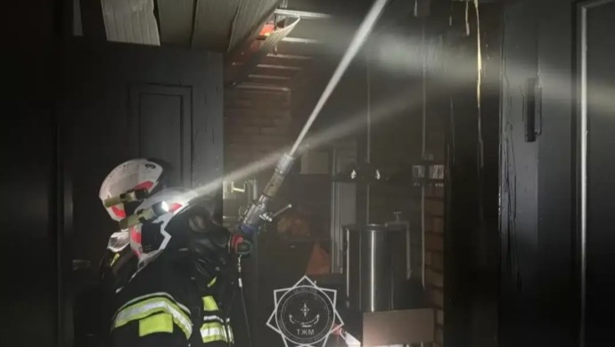 Шымкентте дәмхана өртеніп, құтқарушылар жойқын жарылыстың алдын алды